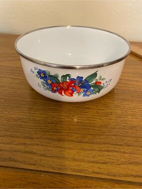 2 Nesting White Enamel Mixing Bowl with Red and Blue Flower Design
